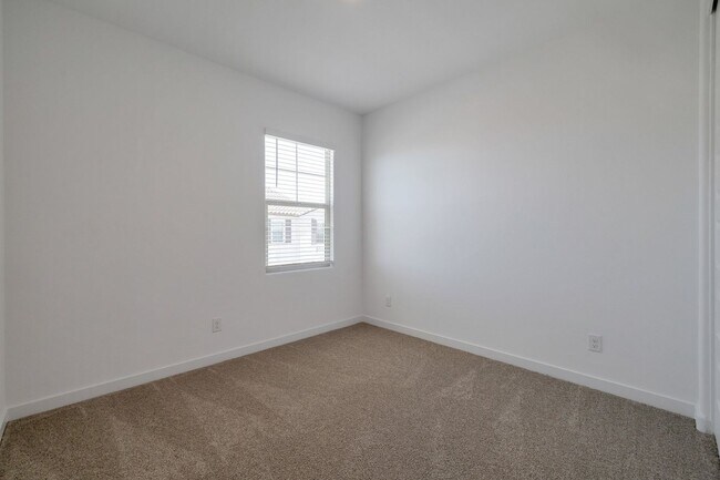 Building Photo - Like Brand New Luxurious Modern 3 Bedroom ...