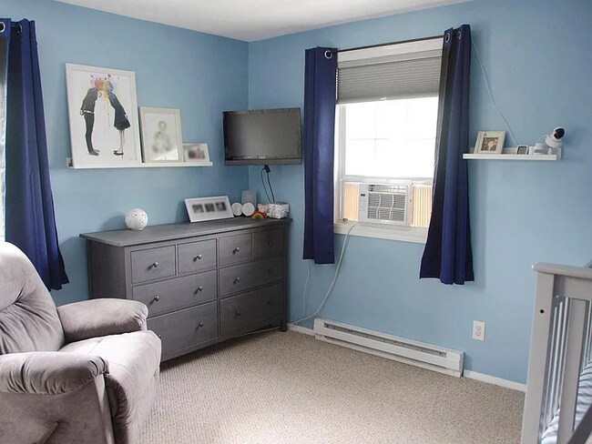Building Photo - Bright and spacious end-unit townhouse