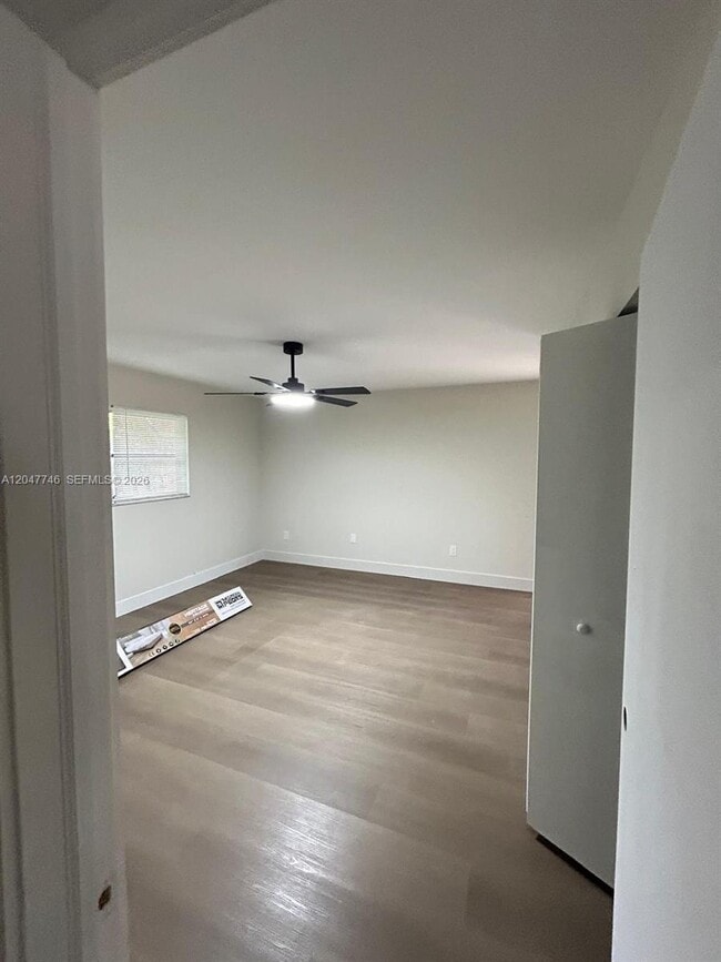 Building Photo - 114 S Lakeside Dr