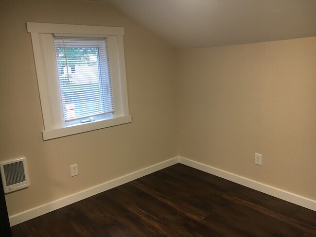 BEDROOM - 615 Broadway Avenue