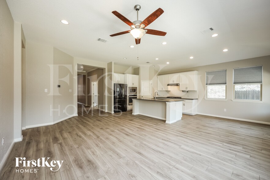 Building Photo - 2207 Tiptop Ln