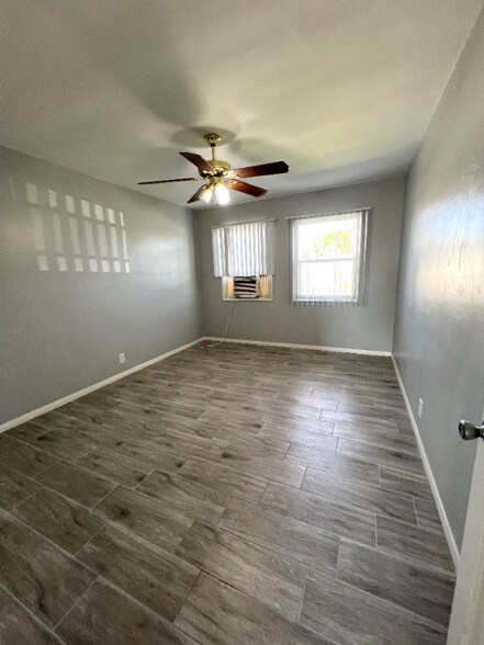 Building Photo - 1122 E Santa Fe Ave