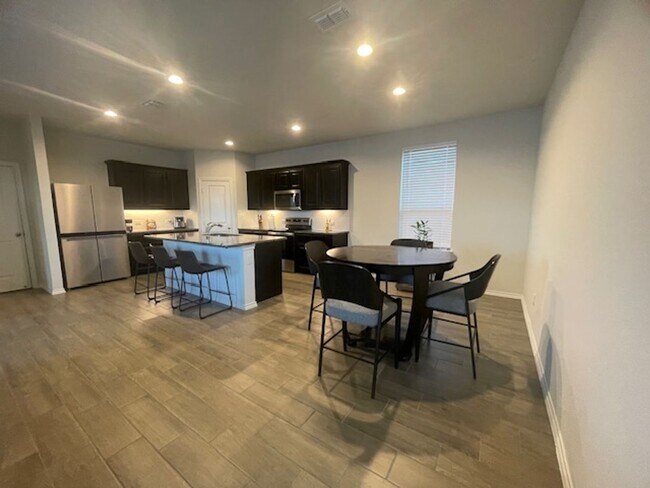 Building Photo - Charming 3-Bed, 2.5-Bath Home for Lease in...
