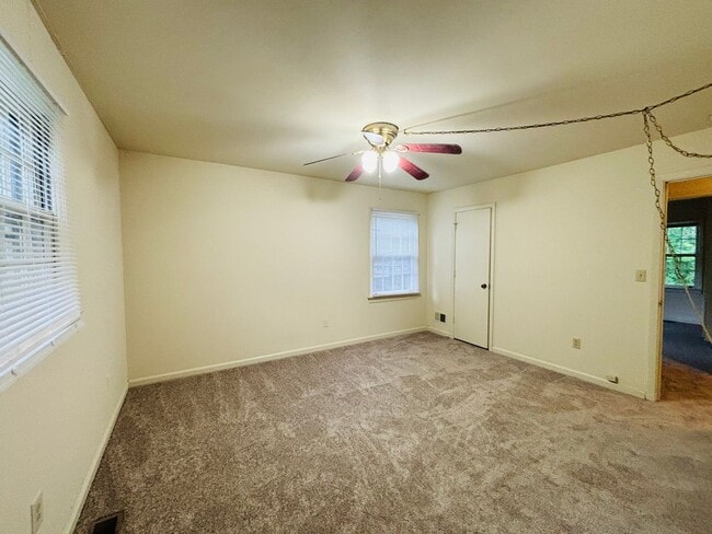 Building Photo - 124 Camelot Ct