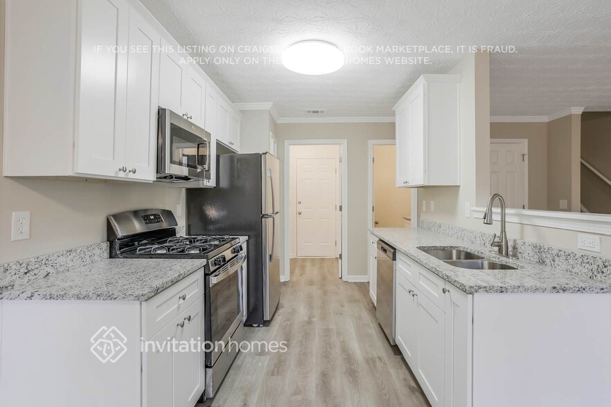 Building Photo - 2103 Manhattan Pkwy
