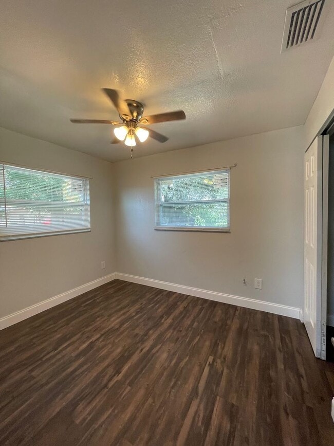 Building Photo - 4 BED/2 BATH Home! AVAILABLE NOW!