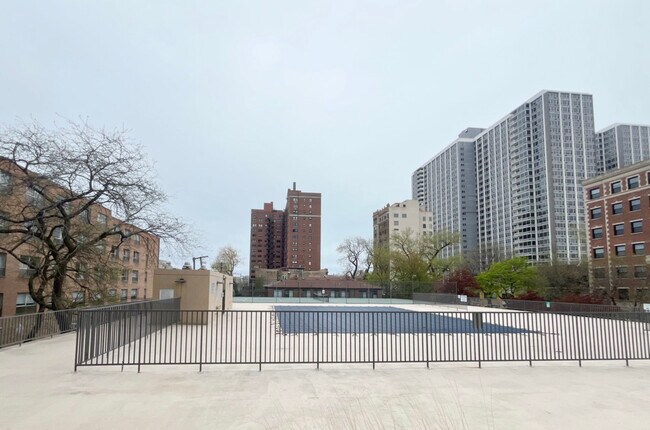 Building Photo - 4343 N Clarendon Ave