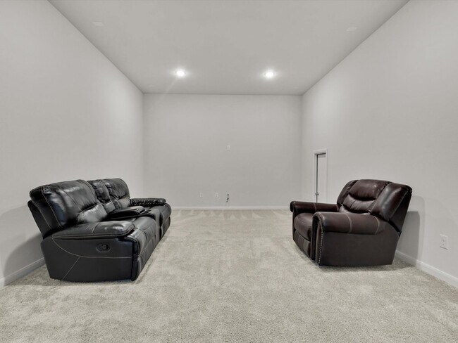 Building Photo - 439 Montrose Dr