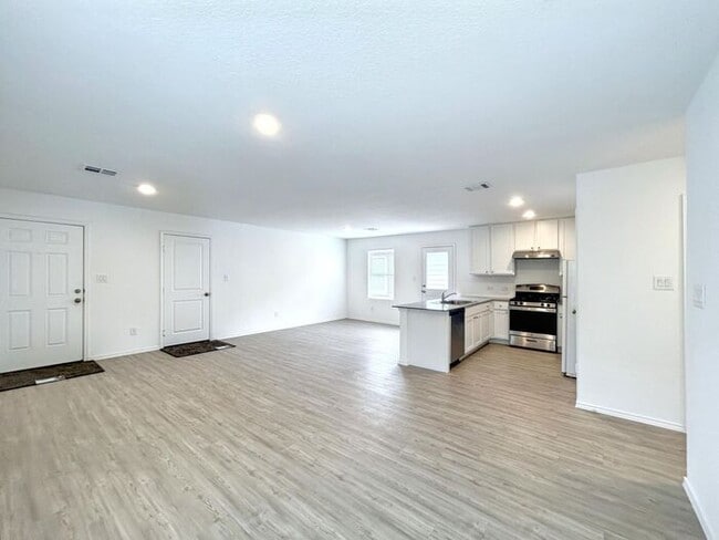 Building Photo - 3-Bedroom Home in a Quiet Neighborhood / P...