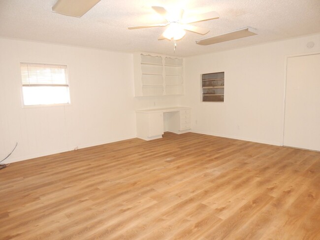 Building Photo - Expansive 3/2 Home in Tyler w/Additional D...