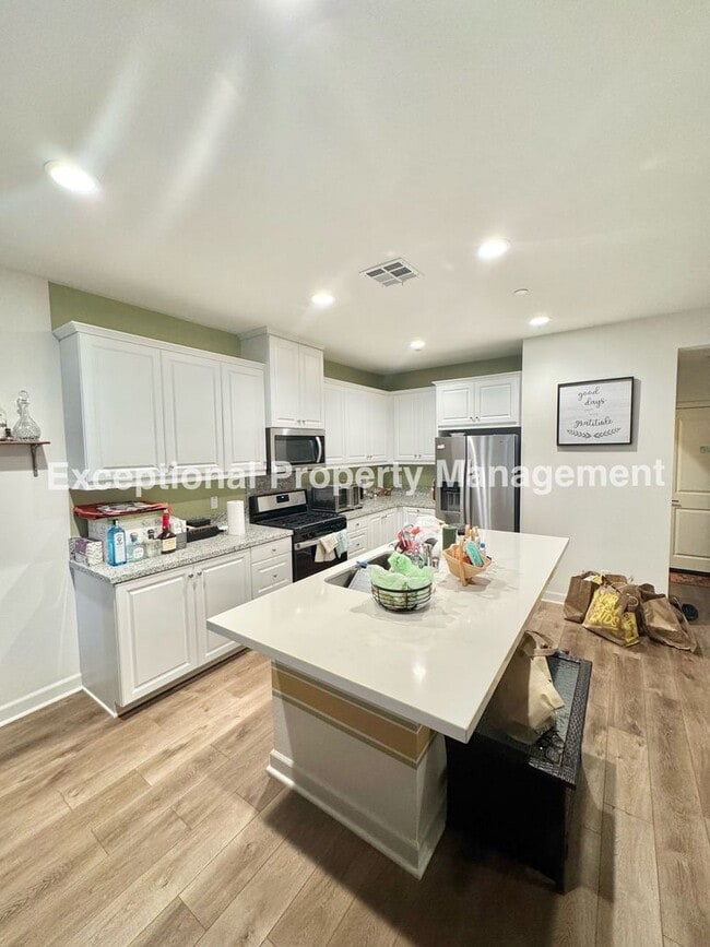 Building Photo - Ready to move in 3 bed 3 bath home!