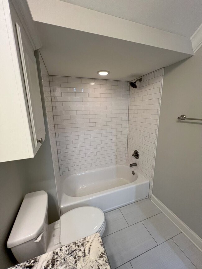 Building Photo - Stunning 4 bedroom, 3 bathroom 2 story hom...