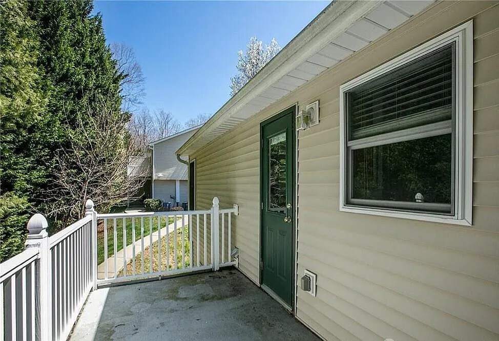 Building Photo - 16 Krista Cir