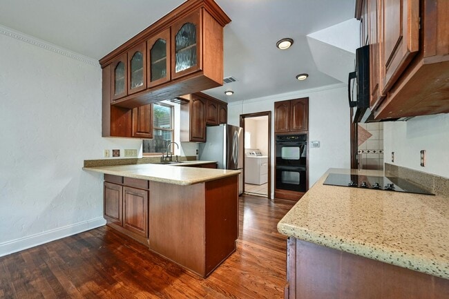 Building Photo - 2829 San Gabriel St