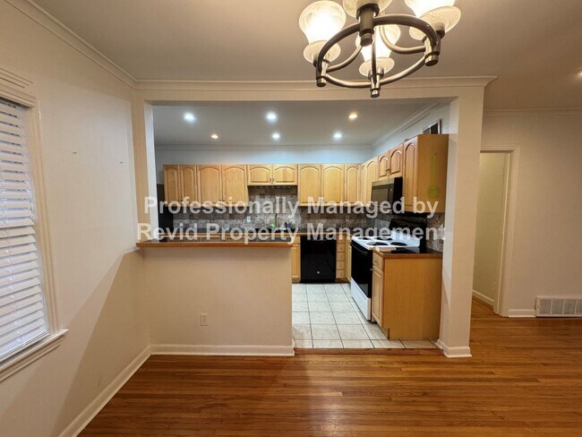 Building Photo - Updated 3 bedroom 2 bathroom home in East Memphis!