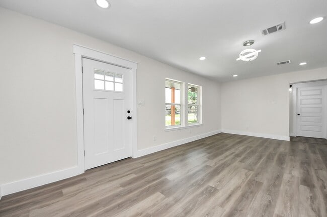 Building Photo - 918 Loper St