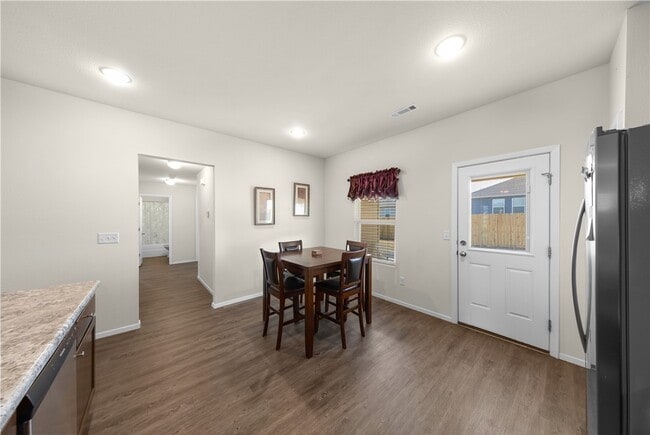 Building Photo - 8110 Dogwood Dr