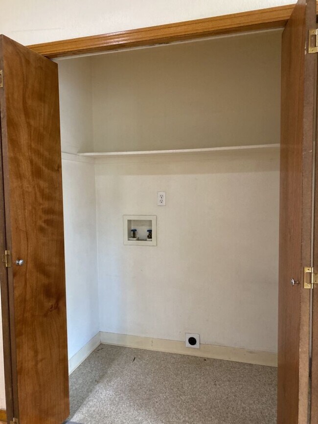 Building Photo - STUDENTS WELCOME! Single-Family Home Walking Distance to CSU!