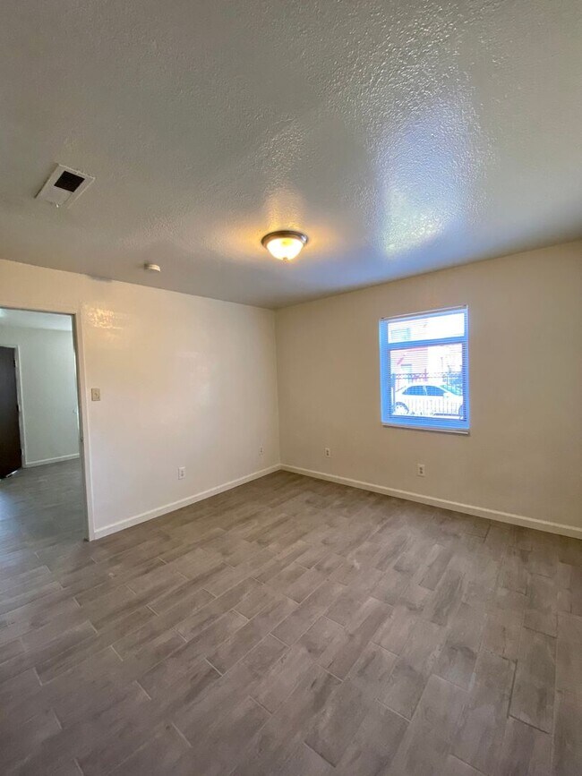 Building Photo - 3 bedroom unit with private laundry. 2 OFF...
