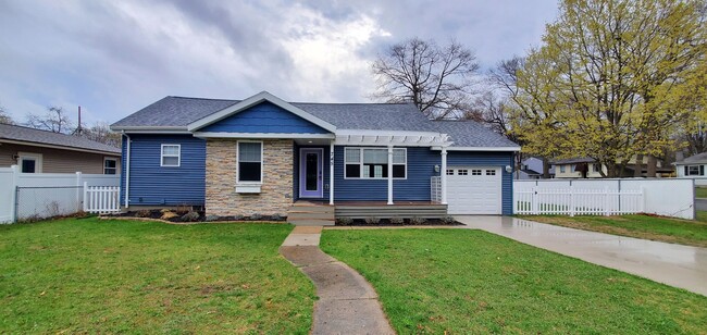 Building Photo - 4-bedroom 3-bathroom home minutes to Downt...