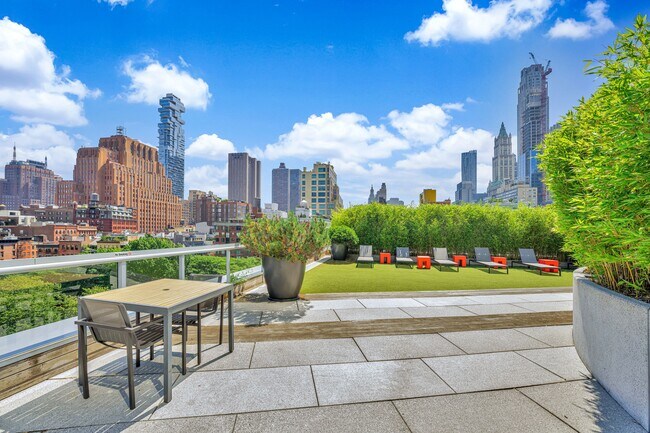 Building Photo - 200 Chambers St