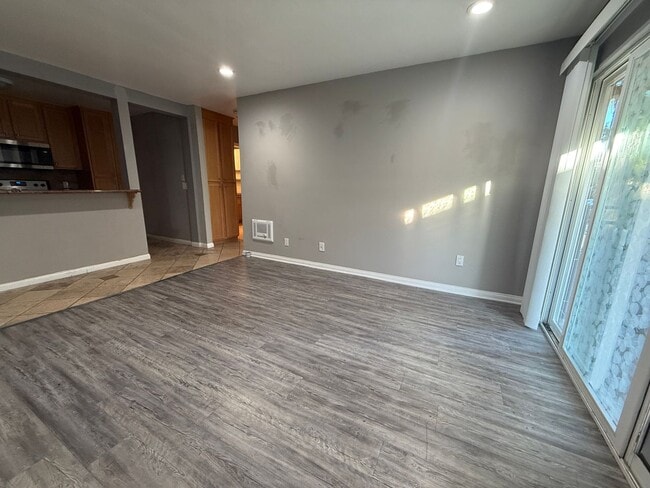 Building Photo - ***$300 Move in Special *** Beautiful One Bedroom Condo centrally located in Spring Valley