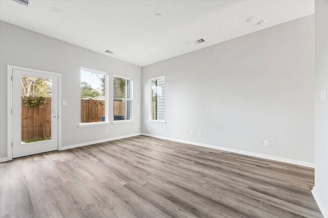 Building Photo - 9912 Clark Cyn Ln