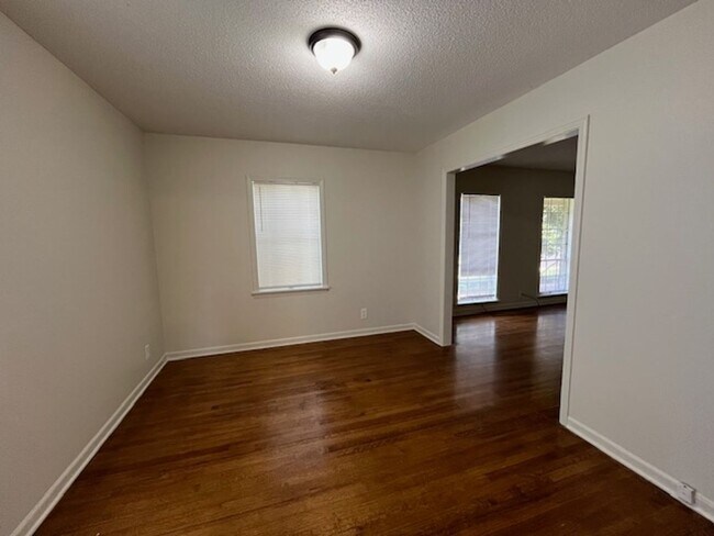 Building Photo - Renovated 4 Bedroom 2 Bath Home for Rent!
