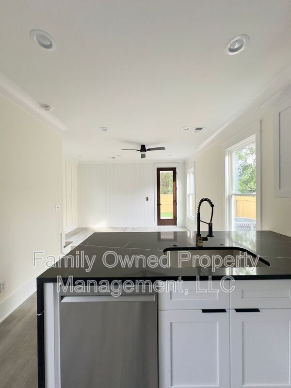 Building Photo - 2245 Fillmore St