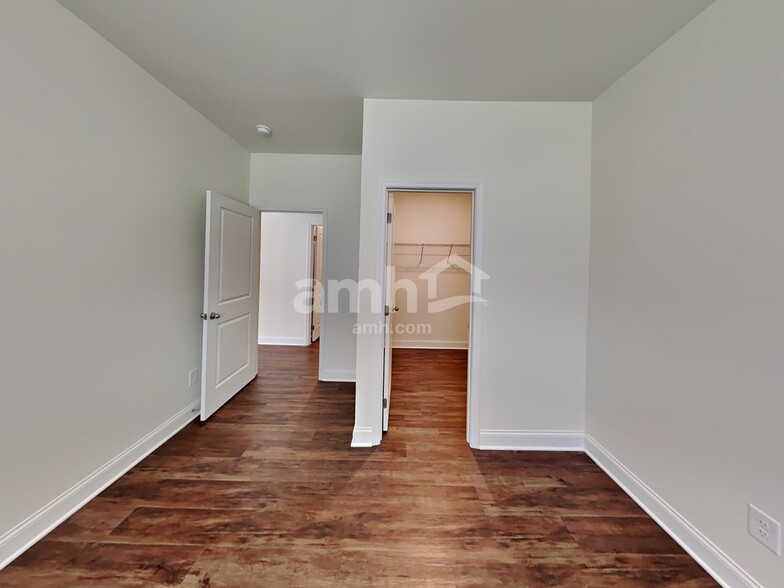 Building Photo - 889 Carnaby Ln