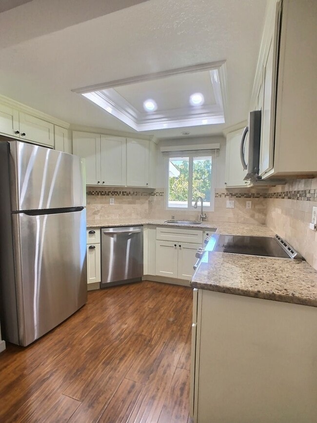 Building Photo - Updated 2 Bedroom /2 Bath Condo in New Hor...