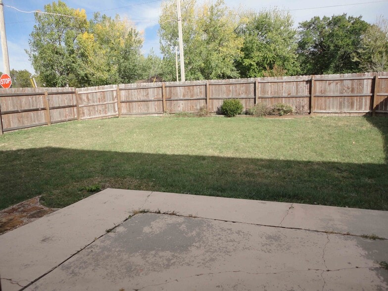 Building Photo - 1030 SW Amhurst Ct