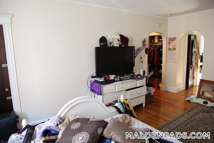 Building Photo - 349 Pleasant St