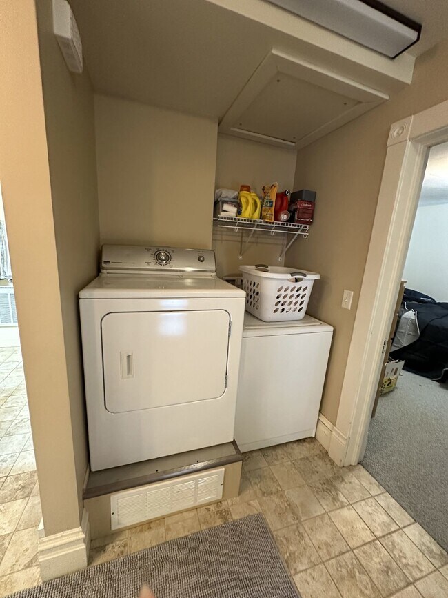 Building Photo - Great 4 Bed 3 Bath! Available June 1st 2025