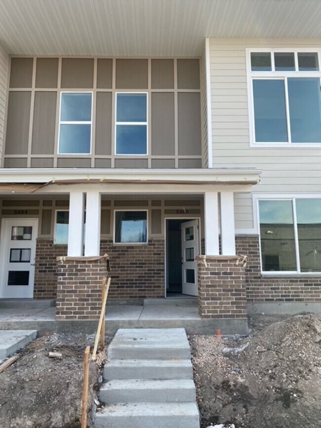 Building Photo - Spacious Town Home