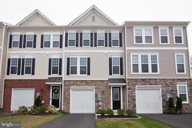 Building Photo - 136 Solara Dr