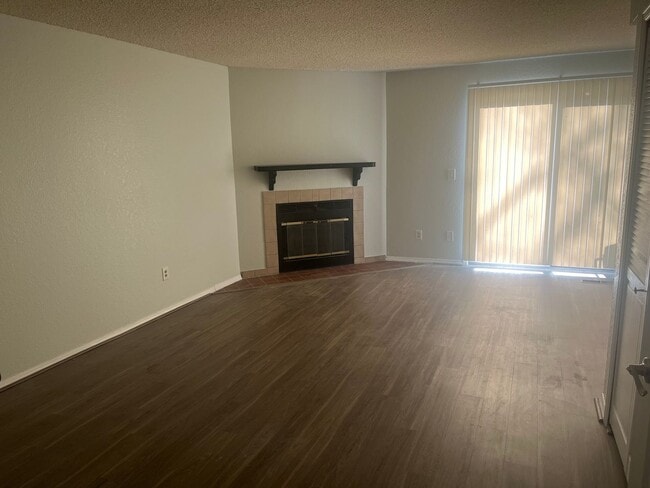 Building Photo - Conveniently Located & Move In Ready 2 Bed...