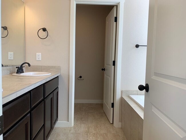 Building Photo - Beautiful 4BR in Camas! Modern Finishes! Close to Shopping & I-5! Schedule a tour today!