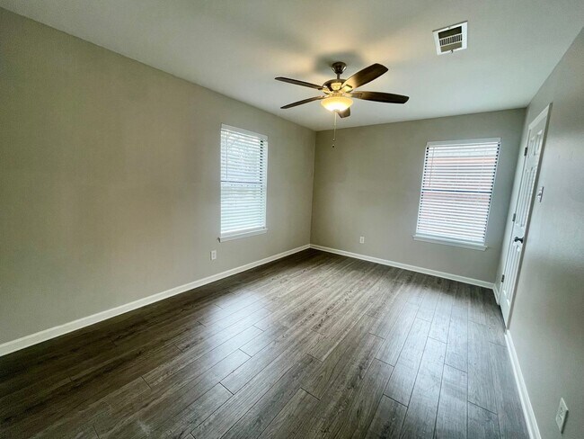 Building Photo - Fully updated, walking distance to UAMS