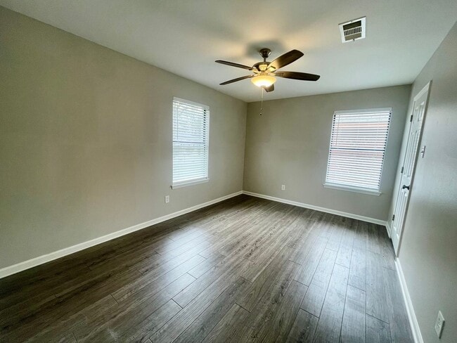 Building Photo - Updated home within walking distance of UAMS