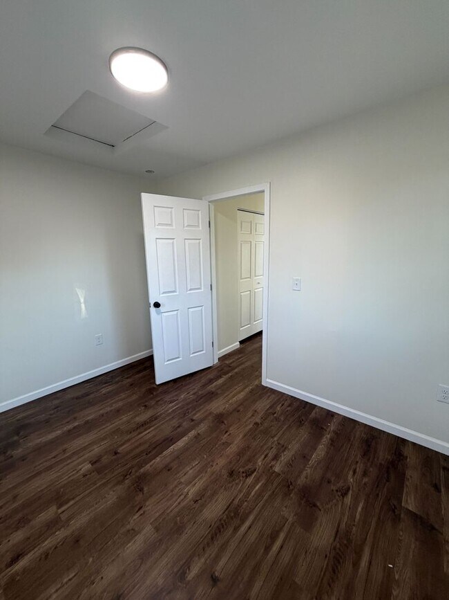 Building Photo - 2080 E 5th Ave