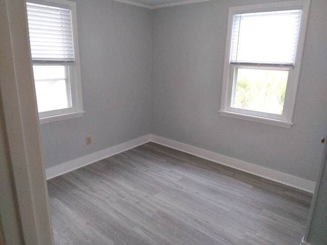 Building Photo - Walk to the Beach, 2 Bedroom, 1 Bath, Unfurnished Condo, Utilities Included!