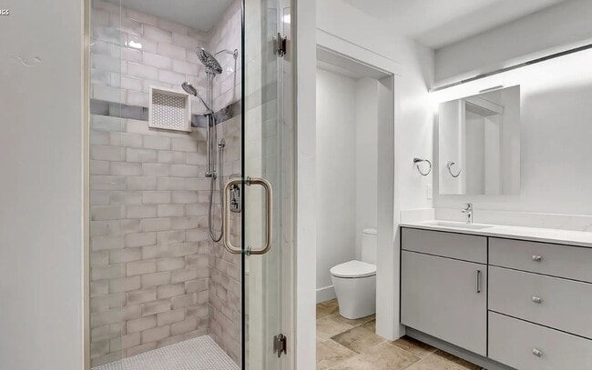Building Photo - Beautiful Modern Condo in Rattlesnake