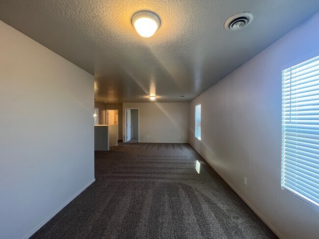 Building Photo - 945 W Woodpine St