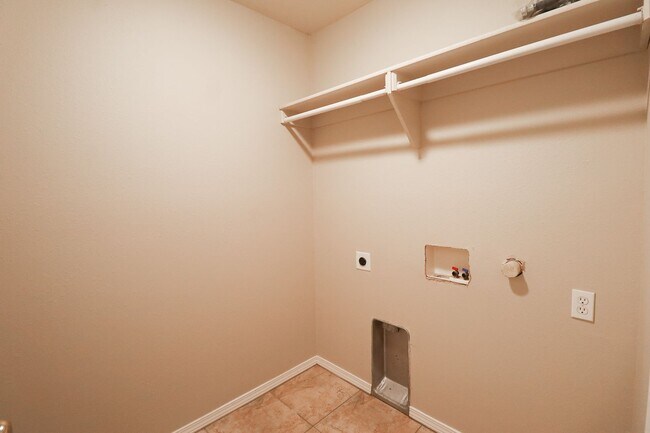 Building Photo - Emerson Elementary Zoned - 3 bedroom / 2 b...