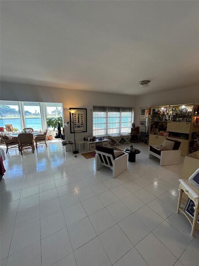 Building Photo - 9200 W Bay Harbor Dr