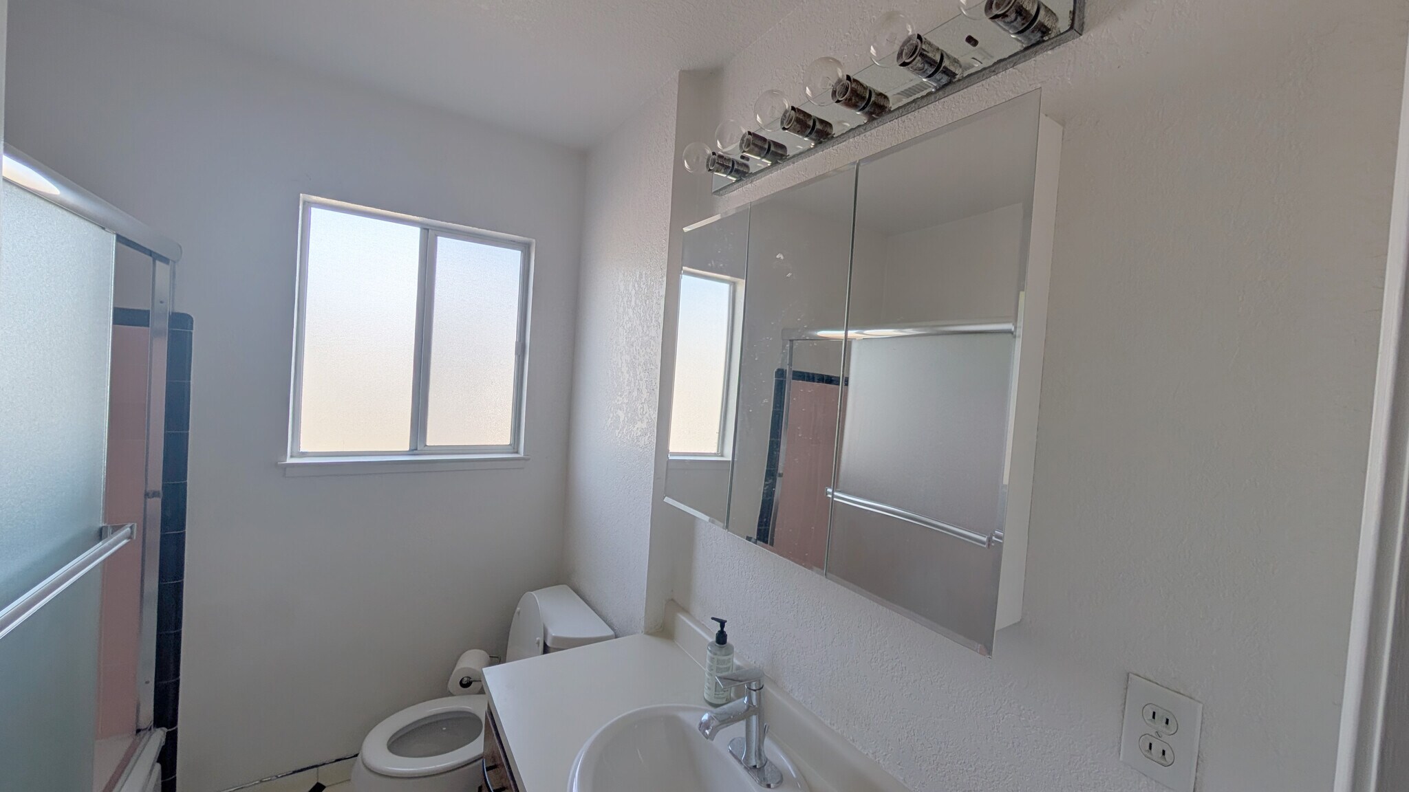 Building Photo - 559 Cherry Way