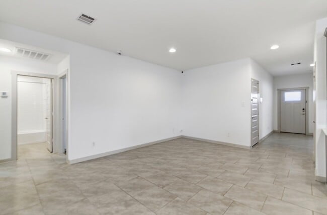 Building Photo - 30034 Reagans Rnch Dr