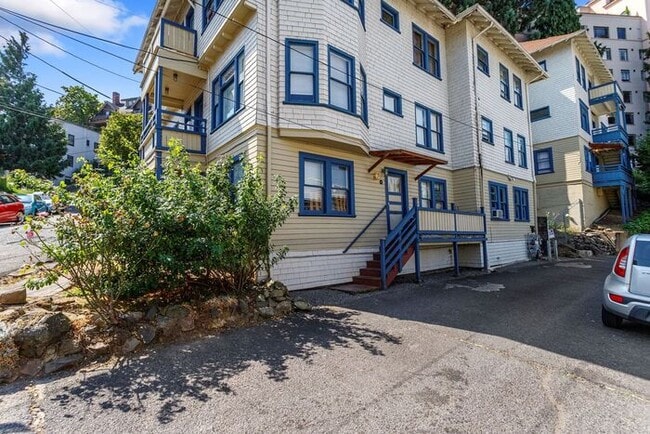 Building Photo - Large Studio apt close in SW! Pets OK!