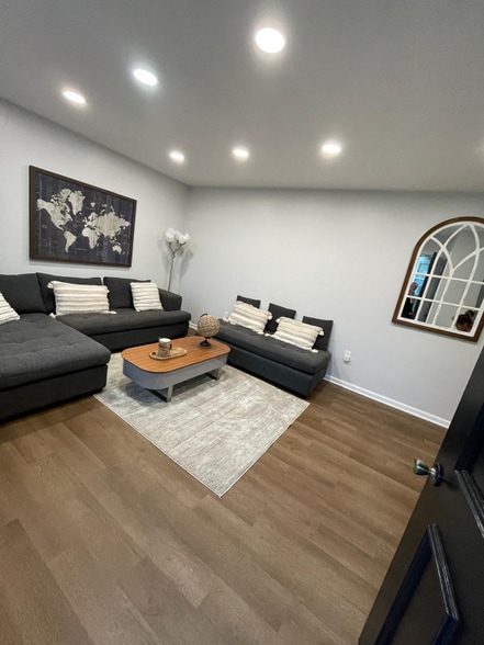 Building Photo - 822 Brownwood Dr NW